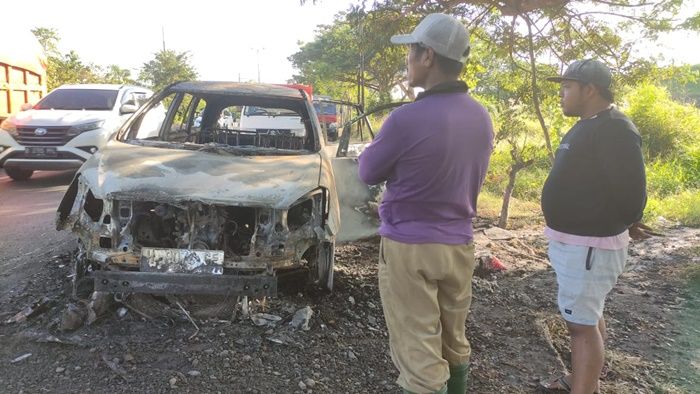 ​Mobil Toyota Kijang Innova Tiba-tiba Terbakar di Jalan Raya Porong Lama