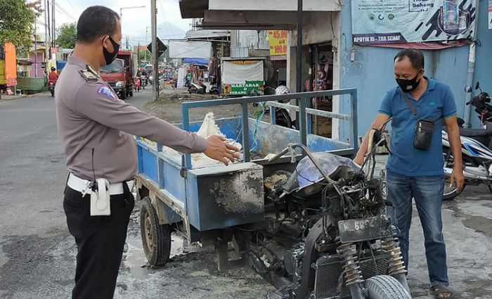 Diduga Korsleting Listrik, Motor Roda Tiga Muat Ampas Tahu di Sidoarjo Terbakar Diduga Korsleting Listrik, Motor Roda Tiga Muat Ampas Tahu di Sidoarjo Terbakar