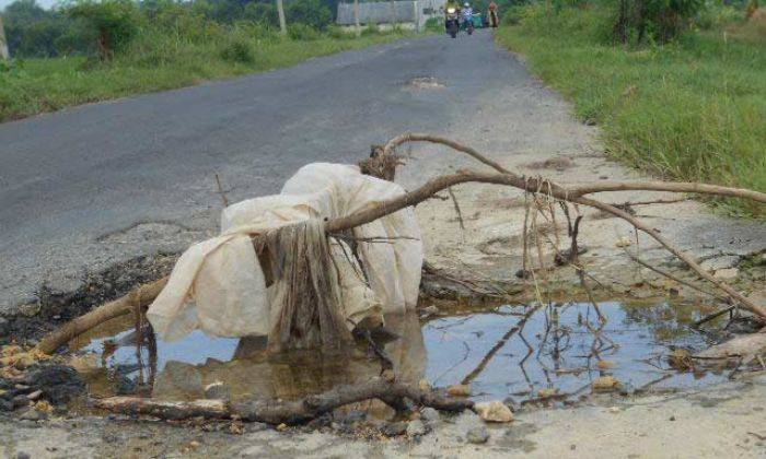 Jalan Penghubung Desa Dermolemahbang-Dukuh Agung Dikeluhkan, Banyak Lubang dan Tanpa Penerangan