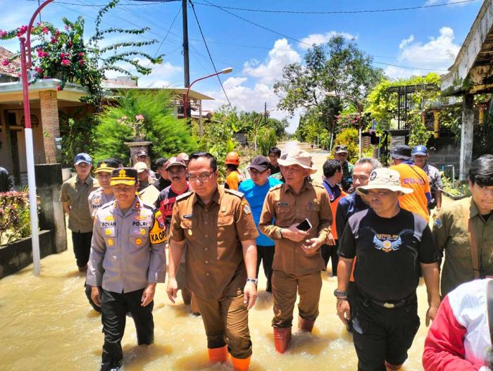 Wabup Gresik Tinjau Lokasi Banjir Luapan Kali Lamong dan Berikan Bantuan untuk Warga Terdampak