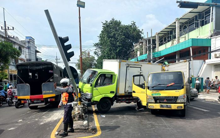 Truk vs Truk, Dua Orang Terluka di Traffic Light Pucang Sidoarjo