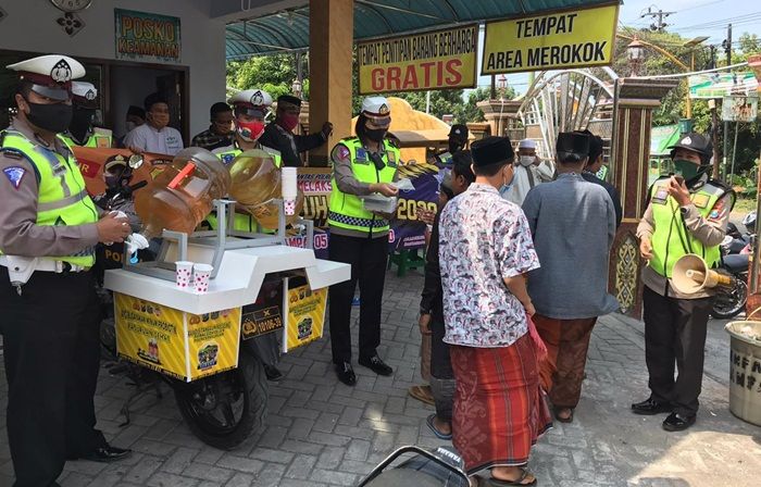 Polres Pasuruan Bagikan Masker dan Minuman Probiotik ke Jamaah Salat Jumat