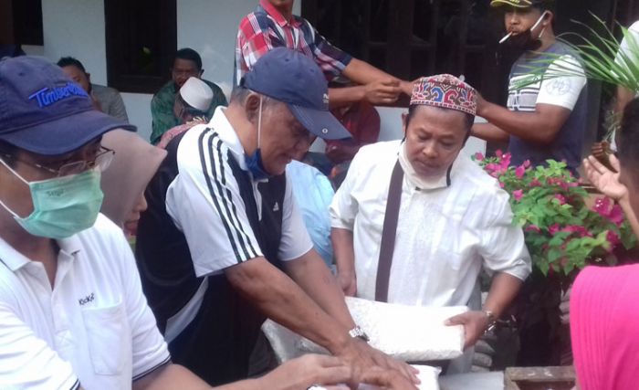 Nostalgia, Mantan Wali Kota Probolinggo Buchori Bagikan Tempe ke Emak-emak