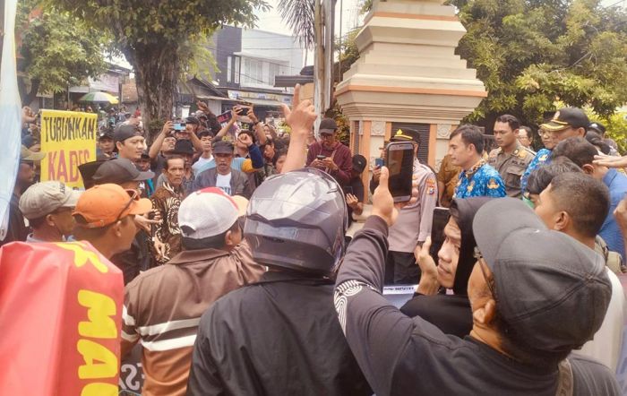 Tuding Selewengkan PADes, Ratusan Warga Demo Tuntut Kades Kepohagung Mundur Tuding Selewengkan PADes, Ratusan Warga Demo Tuntut Kades Kepohagung Mundur