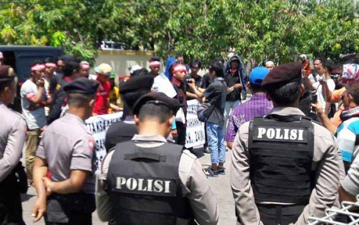 Terdakwa Kasus Pembakaran Sengon di Gresik Tidak Ditahan, LSM Penjara Demo Kejari