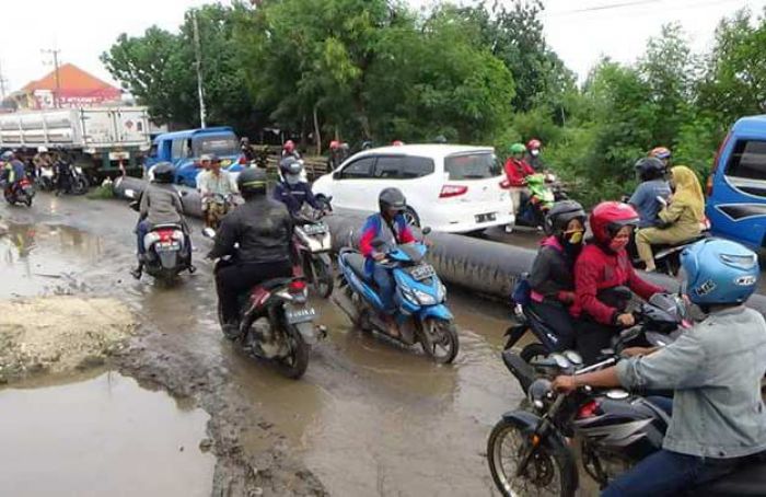 Tagih Janji Bupati Gresik, Warga Pantura Bentangkan Pipa Gas PGN di Tengah Jalan