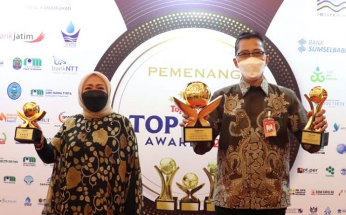Pemprov dan Bank Jatim Borong Penghargaan di Ajang Top BUMD Award 2021