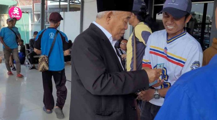 Kiai Asep Bagi-Bagi uang ke Porter Stasiun KA Pasar Turi: Rezeki Tak akan Berkurang