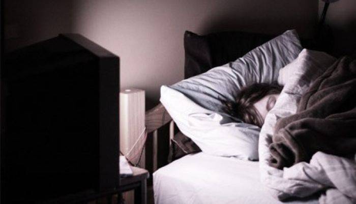 Ternyata Tidur Sambil Menyalakan TV Berbahaya dan Beresiko Timbulkan Penyakit