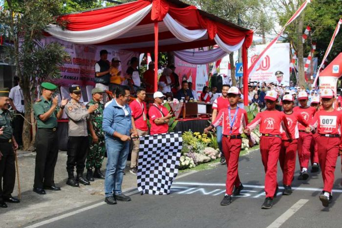 Wali Kota Batu Berangkatkan Peserta Gerak Jalan Tepat Tingkat SD dan MI se-Kecamatan Junrejo Wali Kota Batu Berangkatkan Peserta Gerak Jalan Tepat Tingkat SD dan MI se-Kecamatan Junrejo