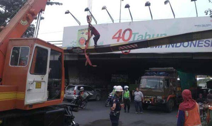 Diduga Diseruduk Truk, Portal Milik Jasa Marga di Raya Jati Sidoarjo Bengkok