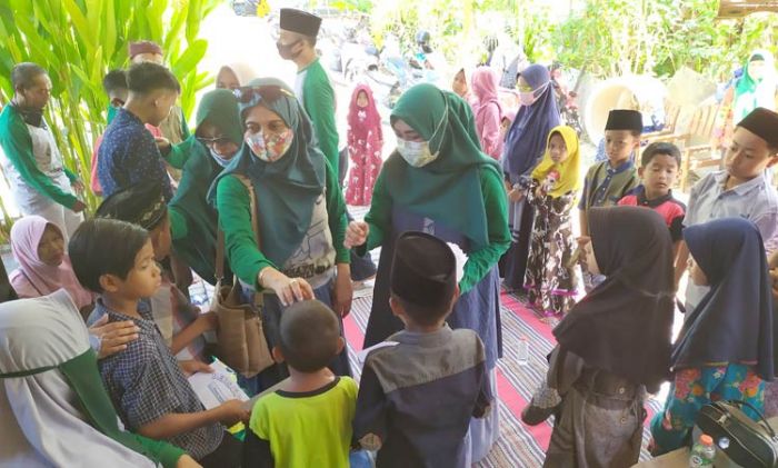 Berkah 10 Muharram, Alumni SMPN 1 Pamekasan 1987 Berbagi Kebahagiaan dengan 100 Anak Yatim