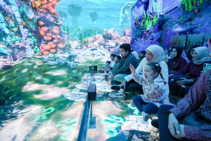 Liburan Tahun Baru 2025, Khofifah Ajak Cucu ke Wahana Baru Metaverse Glass Theather Jatim Park 2