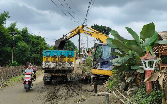 Alat Berat Masih Bersihkan Sisa Banjir Bandang di Desa Pranggang Kediri