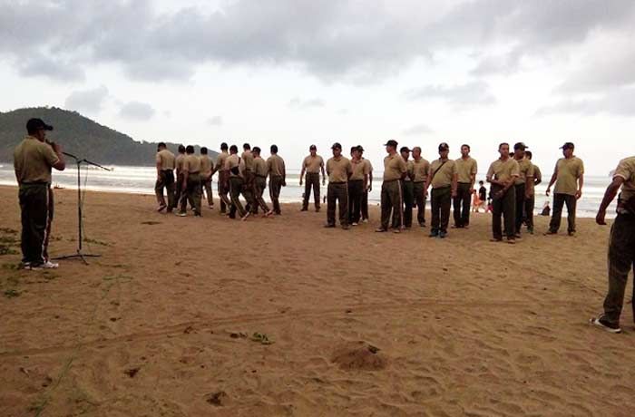 Jajaran Kodim 0801 Pacitan Laksanakan Kegiatan Pungut Sampah