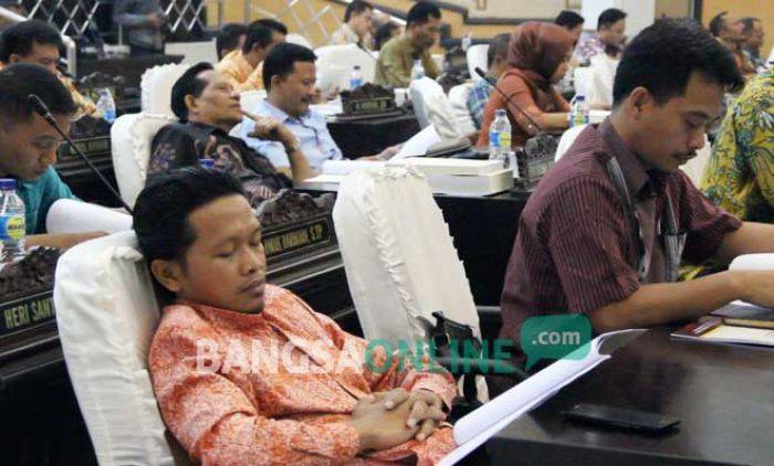 Wah-wah, Anggota DPRD Jombang Tidur dan Main Hp saat Rapat Paripurna