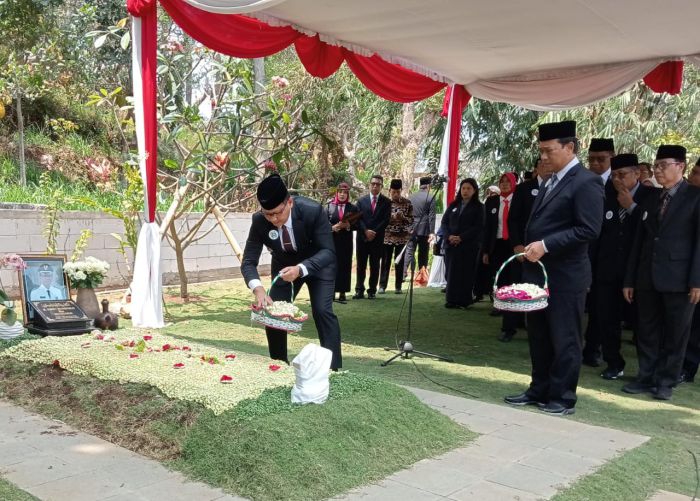 Pj Aries dan Jajaran Ziarah ke Makam Eddy Rumpoko, Kenang Kontribusinya untuk Kota Batu