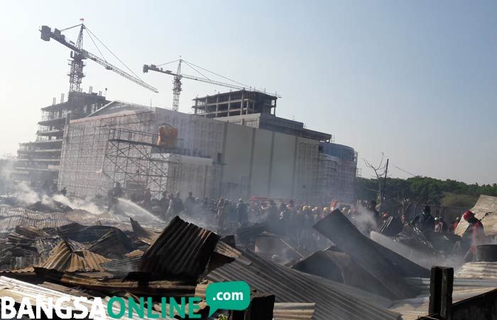 Kebakaran Warung dan Mess Pekerja Proyek Gress Mall, 20 Motor Ludes Dilalap Si Jago Merah