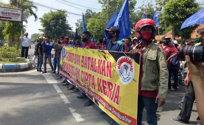 Ratusan Buruh di Jombang Unjuk Rasa Tuntut Kenaikan UMK 2021