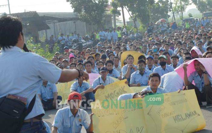 Tolak PHK Massal, Ribuan Buruh PT SUB Diwek Jombang Gelar Aksi Mogok Kerja