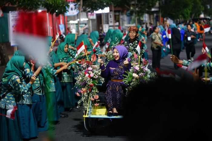 Disambut Warga, Delegasi Apeksi Naik Becak Menuju Balai Kota Kediri untuk Gala Dinner Disambut Warga, Delegasi Apeksi Naik Becak Menuju Balai Kota Kediri untuk Gala Dinner