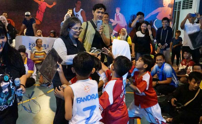 Pj Wali Kota Kediri Serahkan Hadiah Kompetisi Basket 