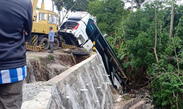 Bus Terjun ke Sungai di Blitar, Polisi: Tak Ada Bekas Pengereman di TKP, SIM Pengemudi Tak Ditemukan