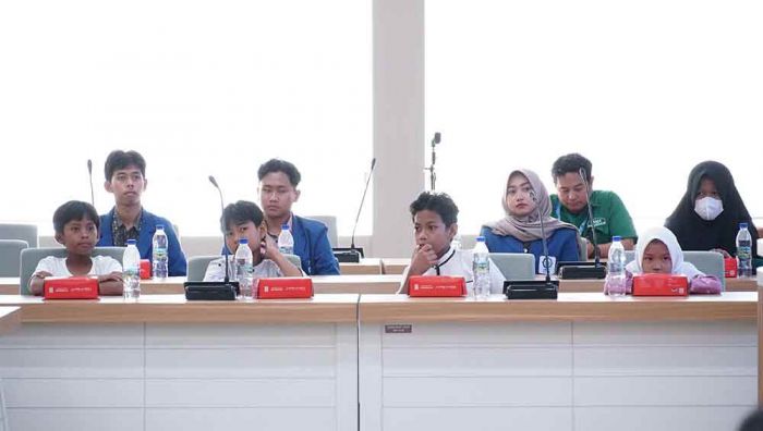 YMI dan IKA ITS Beri Beasiswa untuk Mahasiswa dan Warga Sekitar Kampus