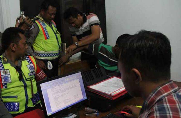 Satlantas Polres Ngawi Kejar-kejaran Tangkap Warga dengan SIM Palsu