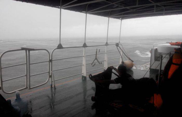 Dihantam Badai, Kapal Pembawa 20 Penyelam Putar Balik