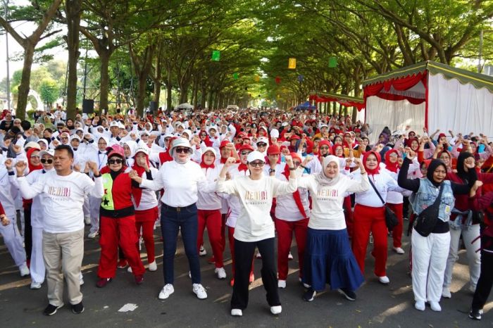 Peringatan HLUN 2025, Ketua TP-PKK Kabupaten Kediri Ajak Lansia Senam Bersama di SLG Peringatan HLUN 2025, Ketua TP-PKK Kabupaten Kediri Ajak Lansia Senam Bersama di SLG
