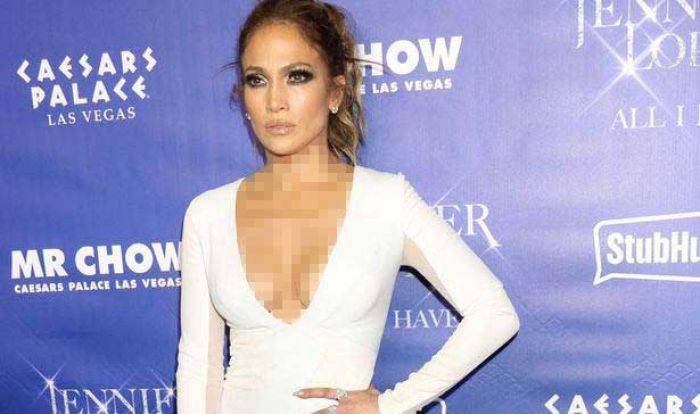 "Bret!" Busana Panggung Jennifer Lopez Robek di Bagian Pantat