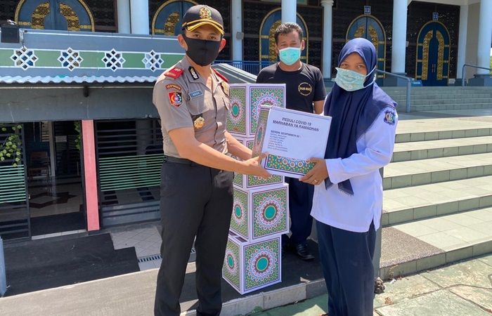 Mantan Wakapolres Kediri Berikan Paket Sembako ke Pengurus Masjid Agung Surabaya