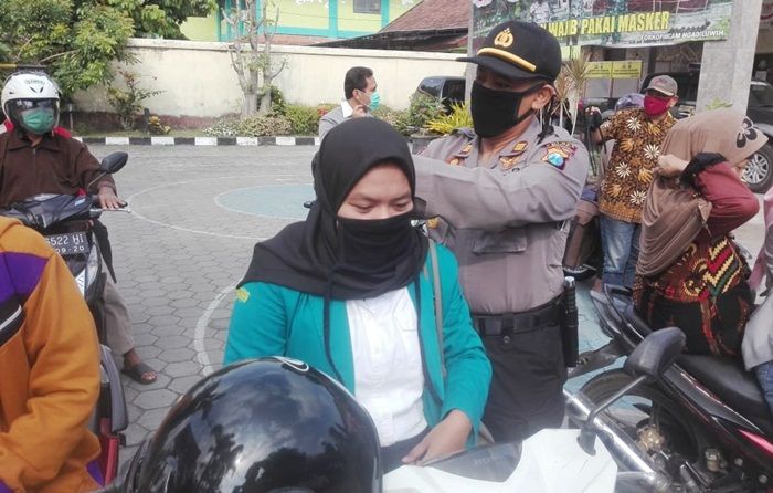 ​Polsek Bersama Pemcam Ngadiluwih Kediri Bagikan Masker Gratis ke Pengguna Jalan