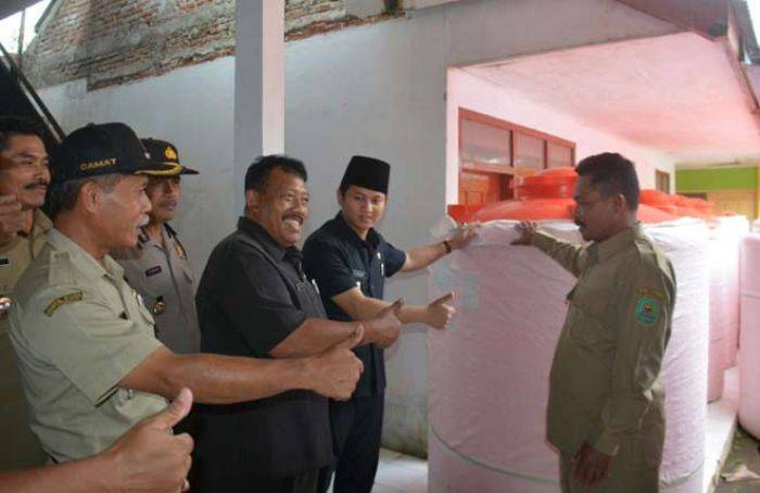 Wabup Trenggalek Serahkan Bantuan Tangki Air kepada Warga Kampak