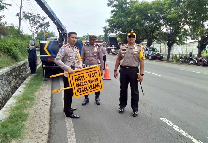 Tekan Angka Laka, Polres Tuban Pasang Rambu di Setiap PJU