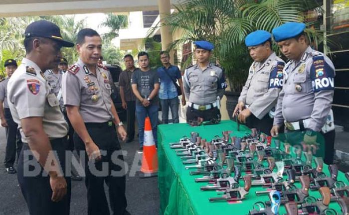 Cek Senjata Api Secara Berkala, Kapolres Batu Hukum 10 Anggota