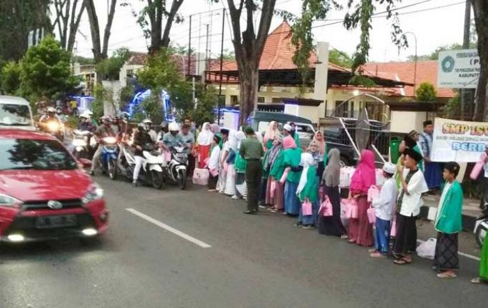 Ramadan Takjil On The Road, SMP Islam Sidoarjo Bagikan 2000 Takjil