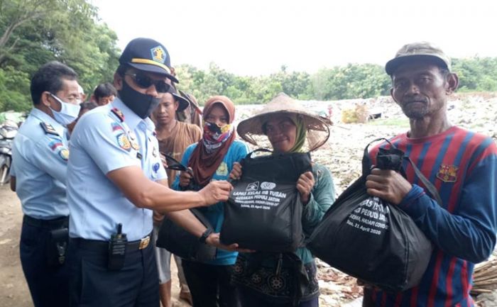 Pandemi Covid-19, Lapas Tuban Bagikan Paket Sembako kepada Pemulung