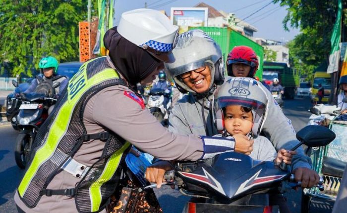 Aksi Simpatik Tertib Lalu Lintas, Satlantas Polres Pasuruan Bagikan Helm SNI ke Pelanggar Roda 2