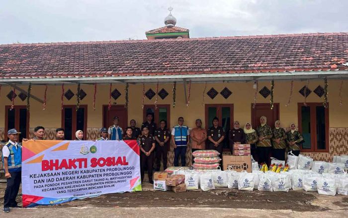 Terdampak Banjir, Kejari Kabupaten Probolinggo Salurkan Bantuan ke Ponpes Darut Tauhid