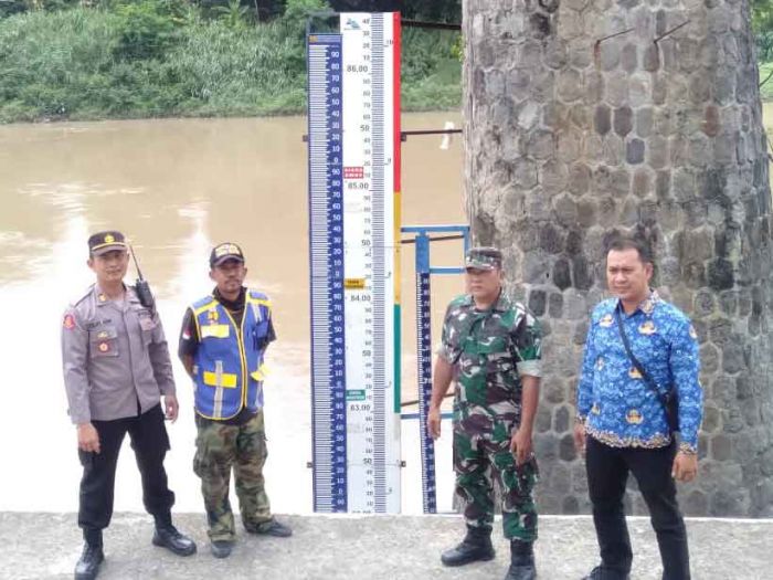 Antisipasi Banjir, Kapolsek Mantingan Ngawi Lakukan Koordinasi dengan BBWS