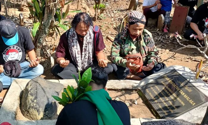 Komunitas Pencinta Sejarah di Kediri Gelar Doa Bersama di Makam Pahlawan Nasional Tan Malaka