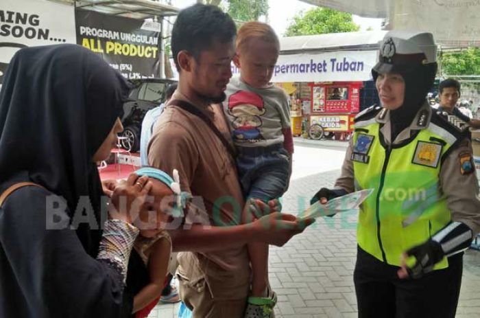 Polwan di Tuban Blusukan ke Tempat Perbelanjaan, Imbau Warga tak Khawatir Isu Penculikan Anak