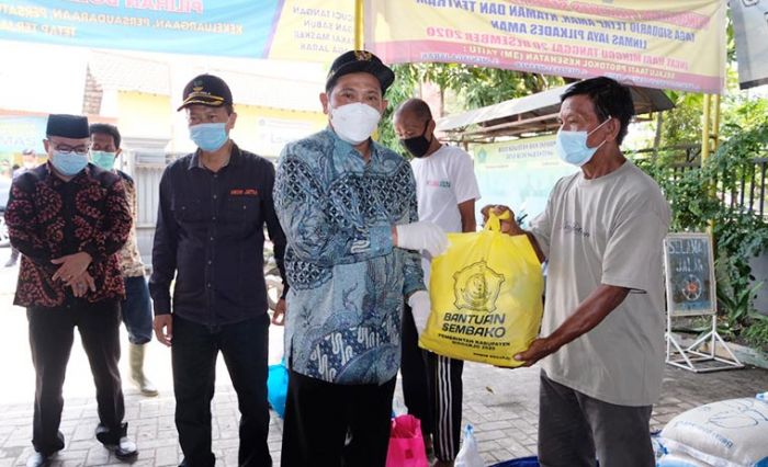 Pj Bupati Sidoarjo Serahkan Bantuan Sembako ke Korban Banjir Tanggulangin