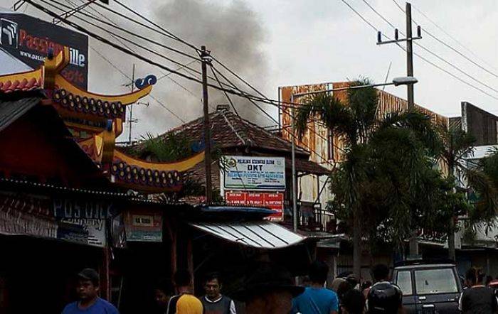 Ditinggal ke Gereja Gudang Toko Besi di Jalan Merdeka Terbakar