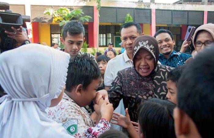 Kali Ini Risma Monitor Kondisi Surabaya Ajak Wartawan Pagi Hari