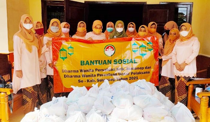 Dharma Wanita Sumenep Bagikan Ratusan Paket Sembako ke Masyarakat Kurang Mampu