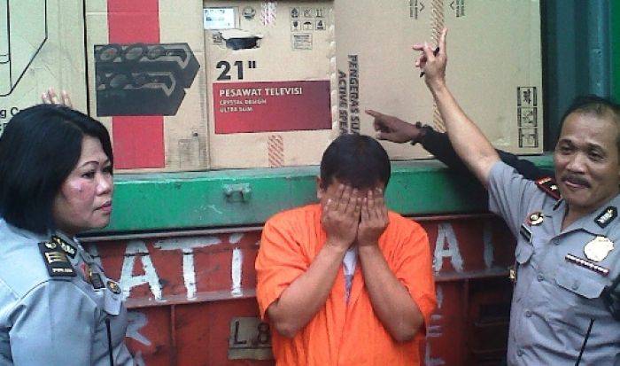 Sikat TV Dalam Kontainer, Waker Ditangkap