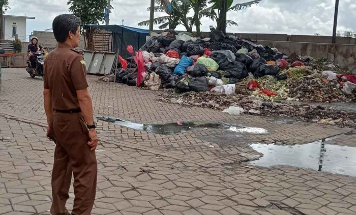 Penumpukan Sampah di Pojok Pasar Induk Among Tani Kota Batu dikeluhkan Pedagang dan Pengunjung